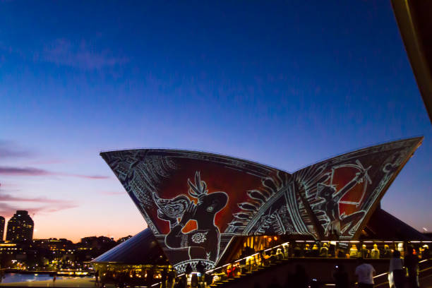 sydney opera house’badu gili’projection - opera house sydney australia australia bay photos et images de collection