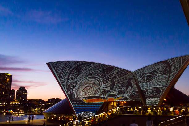 sydney opera house’badu gili’projection - opera house sydney australia australia bay photos et images de collection