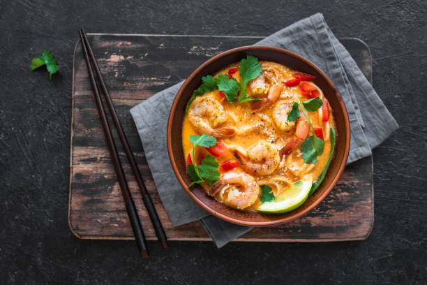 sopa de camarão laksa - prawn - fotografias e filmes do acervo