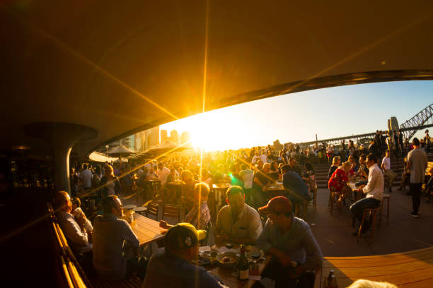 sydney opera house al tramonto - opera bar foto e immagini stock