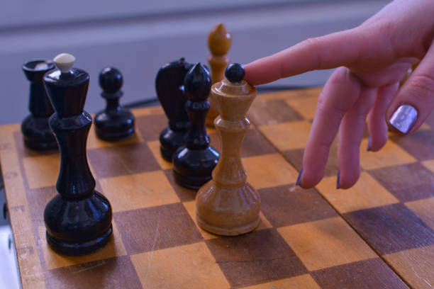 white queen against a  black king - chess pink strategy glass imagens e fotografias de stock