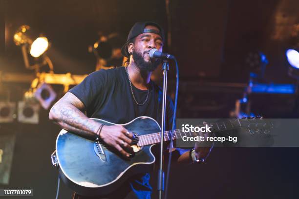 Zwarte Man Spelen Akoestische Gitaar En Zingen Op Het Podium Stockfoto en meer beelden van Zanger