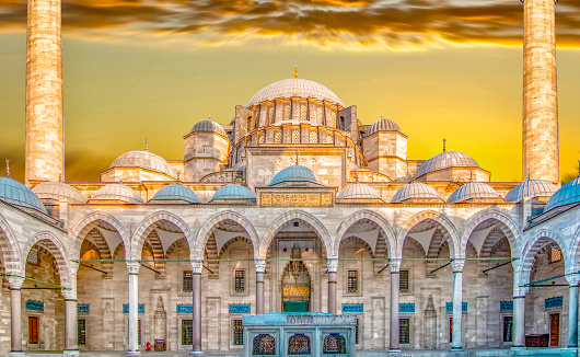 La mezquita de Süleymaniye es una mezquita Imperial otomana situada en la tercera colina de Estambul, Turquía. photo