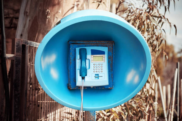 cabine de telefone retro esférica azul em uma área rural ao ar livre - coin operated pay phone telephone communication - fotografias e filmes do acervo