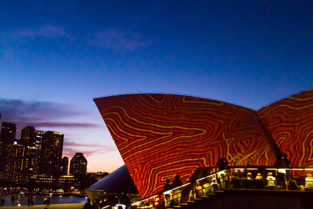 sydney opera house’badu gili’projection - opera house sydney australia australia bay photos et images de collection