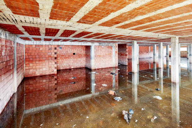 建設中の建物の地下には、汚れた洪水の水が充填されています - leaky basement ストックフォトと画像