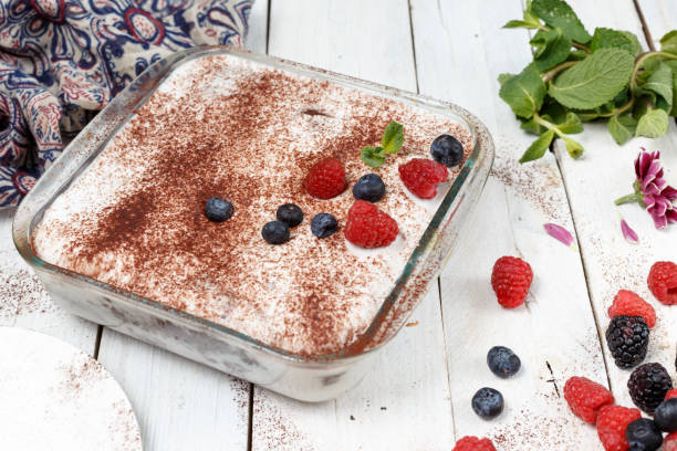 tiramisu z malinami i jagodami - tiramisu dessert cake gourmet zdjęcia i obrazy z banku zdjęć