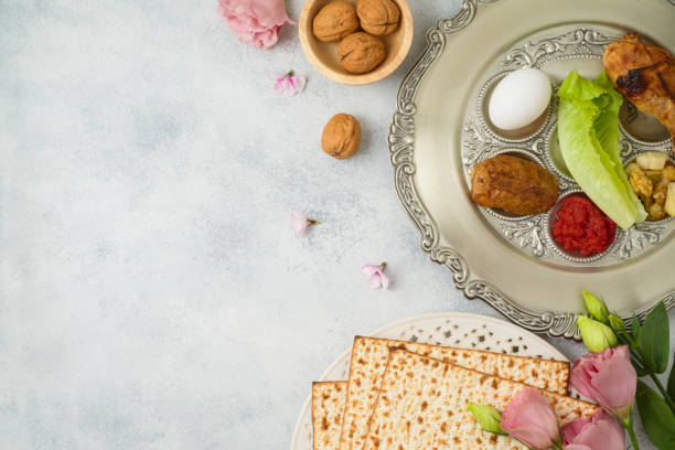 festa ebraica pasqua sfondo con matzo, piatto di seder e fiori primaverili. - matzo passover seder judaism foto e immagini stock