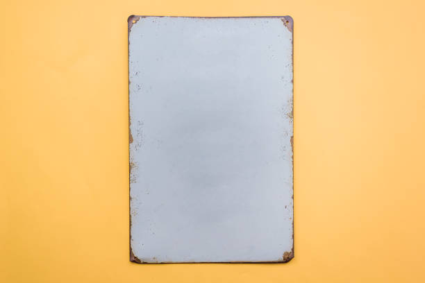 rustikales brett mit weißer farbe auf gelbem hintergrund - metallic plate rusty textured effect stock-fotos und bilder