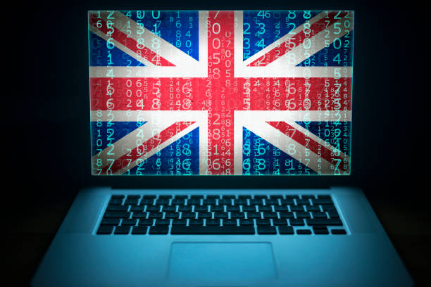 internet und netzsicherheit. computer mit binästigem computercode und england-fahne auf dem bildschirm. britischer hacker. - confidential englischer begriff stock-fotos und bilder