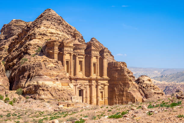 el monasterio de petra - east facade fotografías e imágenes de stock