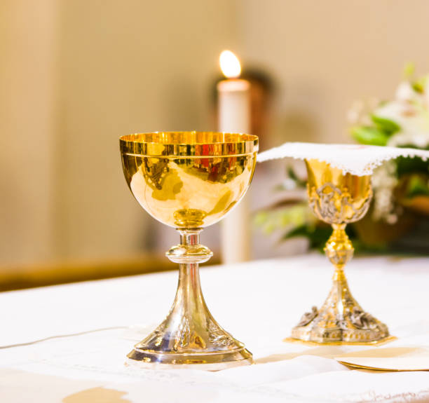 tasse avec le vin et le ciboire avec l'hôte sur l'autel de la sainte messe - bergoglio photos et images de collection