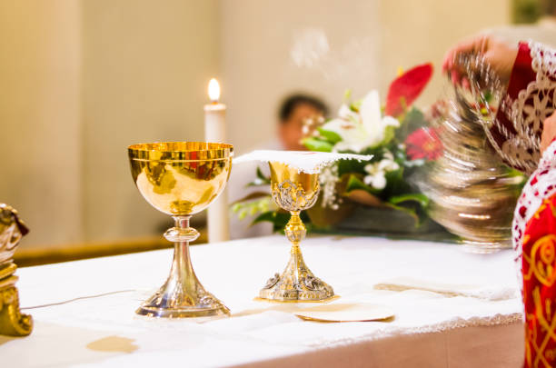 cup with wine and ciborium with host on the altar of the holy mass - bergoglio imagens e fotografias de stock