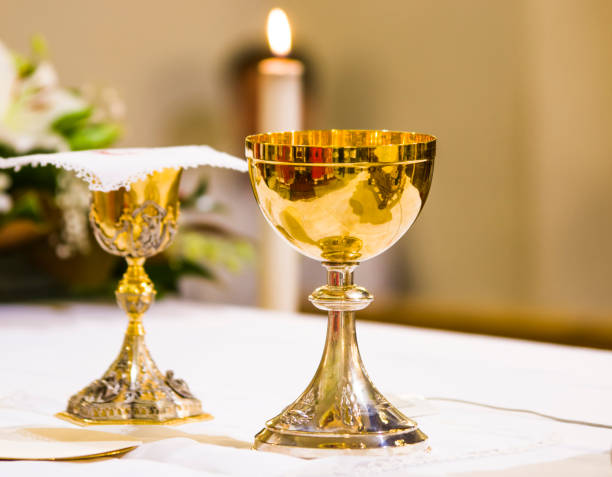 tasse avec le vin et le ciboire avec l'hôte sur l'autel de la sainte messe - bergoglio photos et images de collection