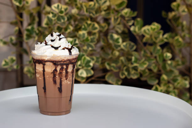 mocha frappe en taza de plástico. servido con crema de azotes y salsa de chocolate. - latté cafe macchiato cappuccino cocoa fotografías e imágenes de stock