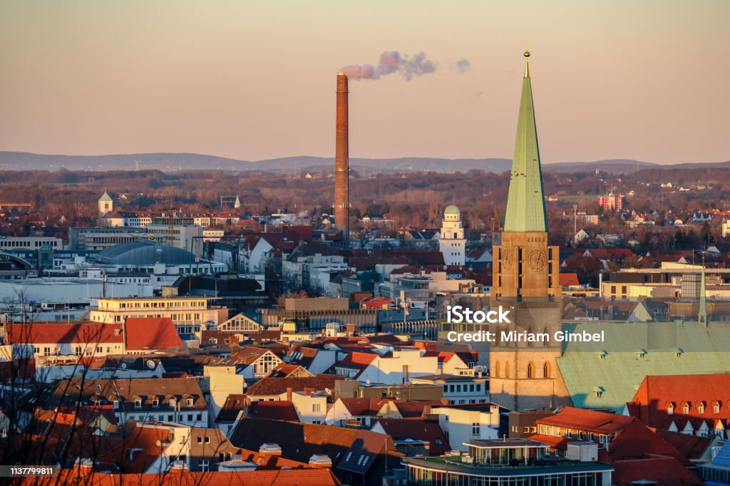 Panorama von Bielefeld mit der Nikolaikirche und einem rauchenden Schornstein - Lizenzfrei Bielefeld Stock-Foto