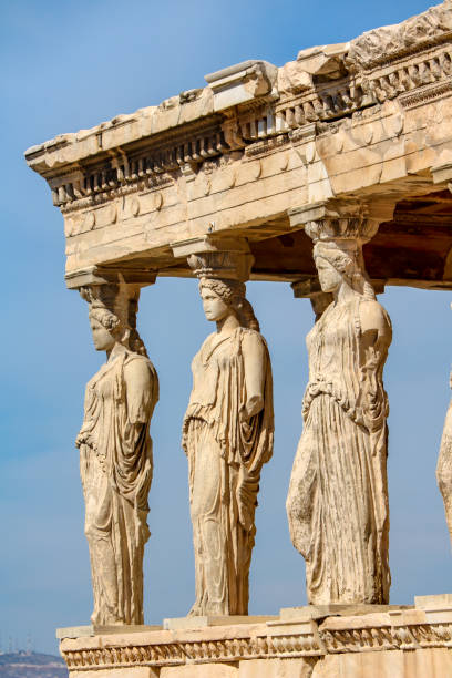 il portico delle cariatidi, eretteo, acropoli di atene, grecia - colonna naturale foto e immagini stock