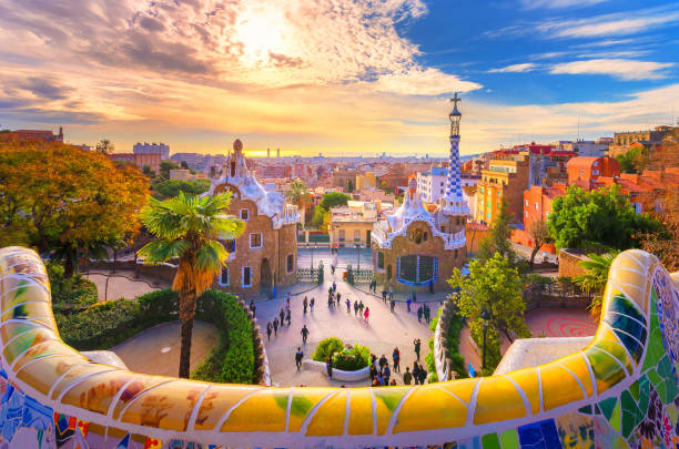 blick auf die stadt vom park guell in barcelona, spanien - spanien stock-fotos und bilder