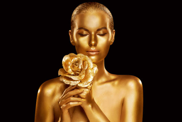 золотая модель красоты портрет с розовым цветком, золотая женщина искусство роскошный макияж на студии черный фон - body glitter стоковые фото и изображения