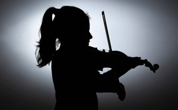 sombra de la chica violinista - musical theater child violin musical instrument fotografías e imágenes de stock