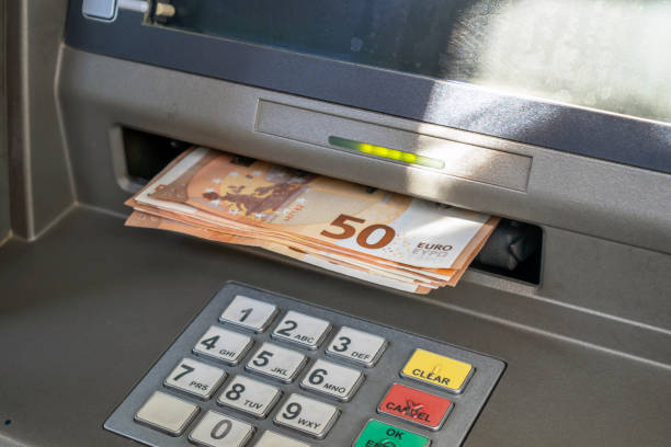 wypłata w euro z bankomatu, widok zbliżenia - european union euro note obrazy zdjęcia i obrazy z banku zdjęć