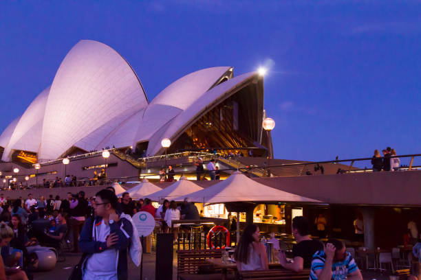 sydney opera house di notte - opera bar foto e immagini stock