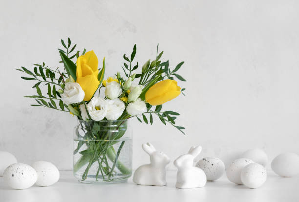 пасхальное приветствие фон - easter egg retro revival tulip decoration стоковые фото и изображения