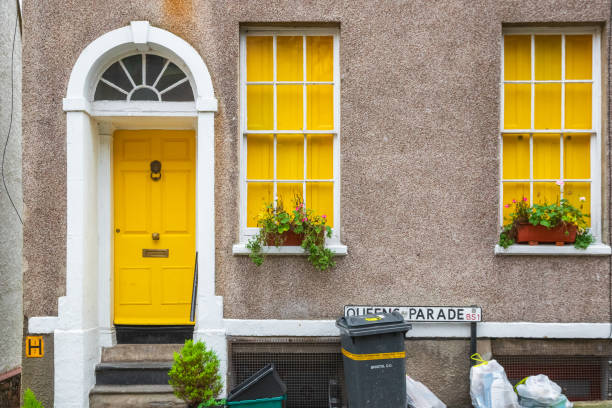 facciata della casa in stile georgiano decorata con colore giallo e parete di ciottoli - london england sash window house georgian style foto e immagini stock