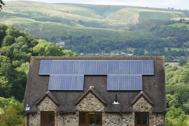 panneaux solaires sur le toit de la maison au royaume-uni - house residential structure uk contemporary photos et images de collection