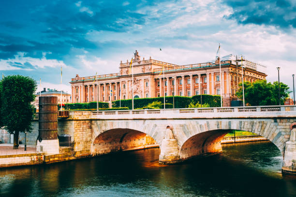 riksdag parliament building, stoccolma, svezia. - norrbro foto e immagini stock