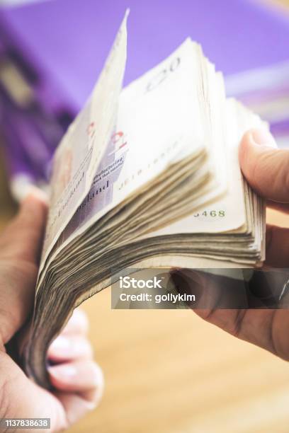 Notes Counting Hand Powder Hand Counting Stack Of Twenty Pound Notes Stock Photo - Download Image ...