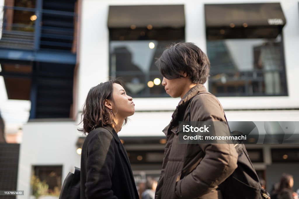 Pareja Discutiendo En La Calle Foto de stock y más banco de imágenes de Parejas - Parejas, Discutir, Conflicto - iStock Pareja Discutiendo En La Calle Foto de stock y más banco de imágenes de Parejas - Parejas, Discutir, Conflicto - iStock
