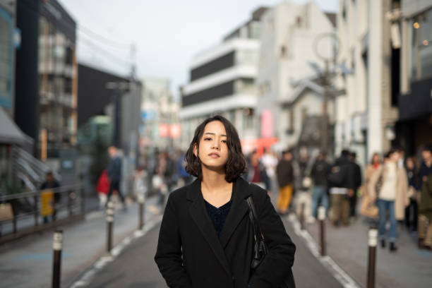 porträt der jungen frau auf straße - harajuku district stock-fotos und bilder