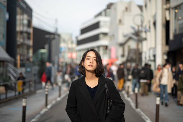 portrait of young woman on street - fashion women posing looking at camera imagens e fotografias de stock