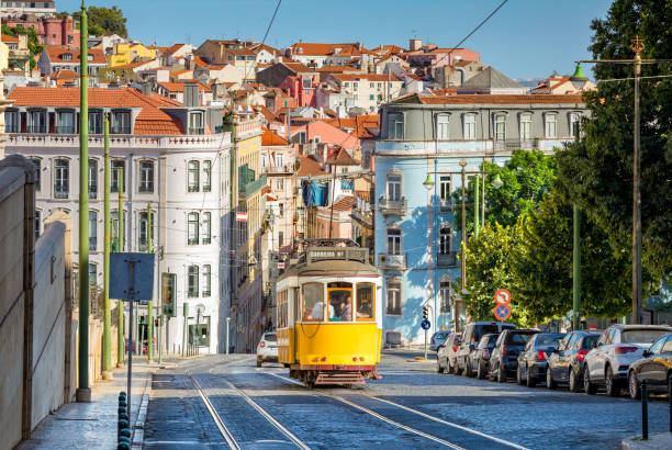 tram sulla linea 28 a lisbona - città di lisbona foto e immagini stock