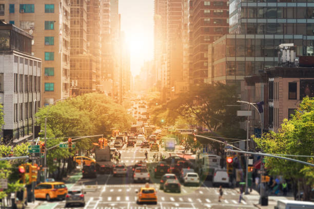 blick auf second avenue in new york city ist voll mit autos und menschen in manhattan - taxi new york city traffic busy stock-fotos und bilder