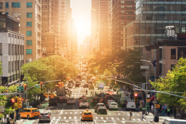 a vista da segunda avenida em new york city é aglomerada com carros e povos em manhattan - new york city usa traffic street - fotografias e filmes do acervo