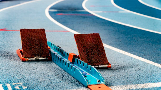 les blocs de départ d'athlétisme sur la piste bleue de course - starting block dathlétisme photos et images de collection