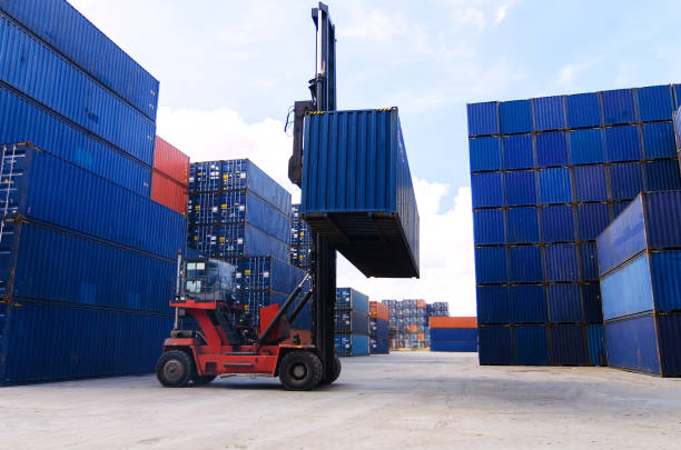 forklift handling container box loading to freight trainer - vinho do porto imagens e fotografias de stock
