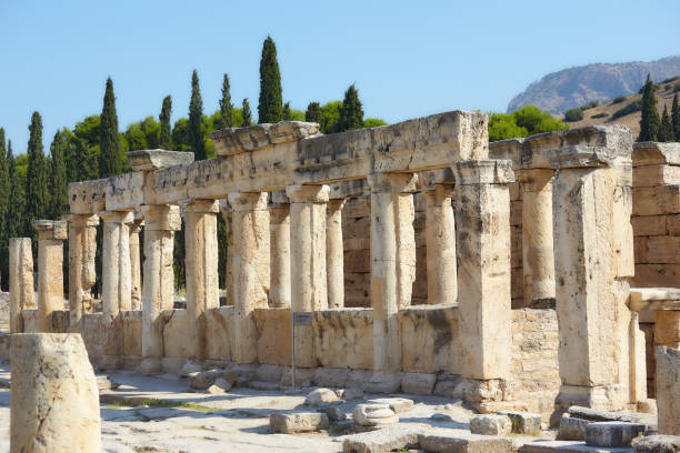 latrina の古代ヒエラポリス - hierapolis ストックフォトと画像