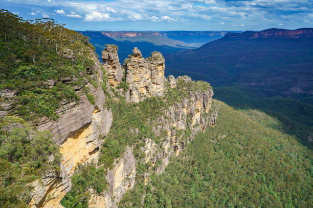 три сестры в катумбе, голубые горы, австралия 18 - famous place blue mountain range sky стоковые фото и изображения