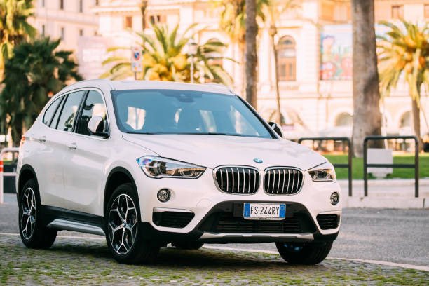 rome, italie. couleur blanche bmw x1 voiture de deuxième génération f48 stationné à la rue - bell photos et images de collection