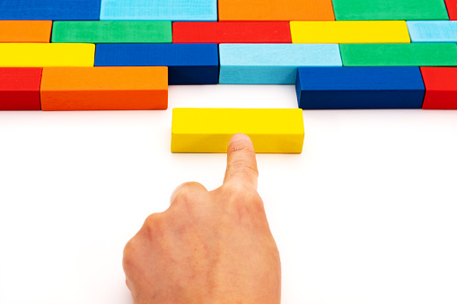 concepto de soluciones de negocio de relleno, un pedazo de bloque de madera Puzzle encajan en un espacio en blanco photo