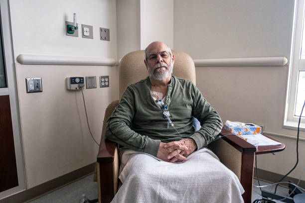 senior man clinic ambulatoryjna podczas chemioterapii raka iv infusion - infuse zdjęcia i obrazy z banku zdjęć