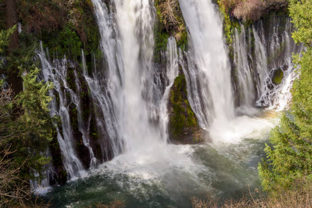 fermez-vous vers le haut de la cascade de burney falls avec rainbow près de redding, en californie - burney photos et images de collection