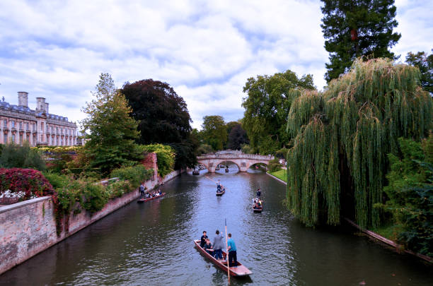 la arquitectura de la ciudad estudiantil de cambridge, - university courtyard uk cambridge fotografías e imágenes de stock