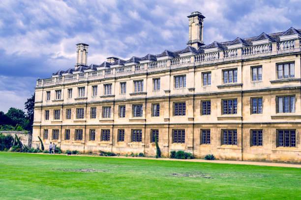 arquitectura de la ciudad estudiantil de ãambridge - university courtyard uk cambridge fotografías e imágenes de stock