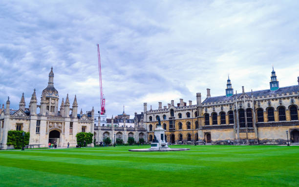 arquitectura de la ciudad estudiantil de ãambridge - university courtyard uk cambridge fotografías e imágenes de stock