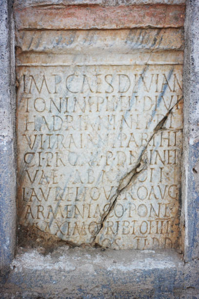 石の中のラテン文��字 - ancient rome text latin script roman ストックフォトと画像