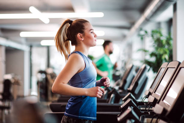 un ritratto di ragazza o donna che fa allenamento cardio in palestra. - beautiful caucasian teenager running foto e immagini stock